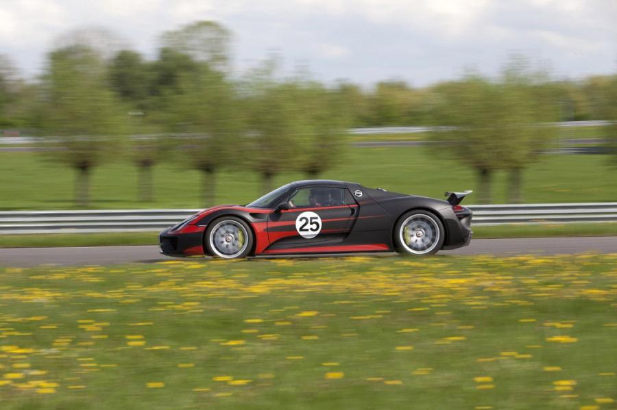  Porsche 918 Spyder 2015 года  (фото 16 из 32)